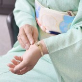 Vì sao phụ nữ Nhật thời xưa đeo mặt đồng hồ hướng vào trong?